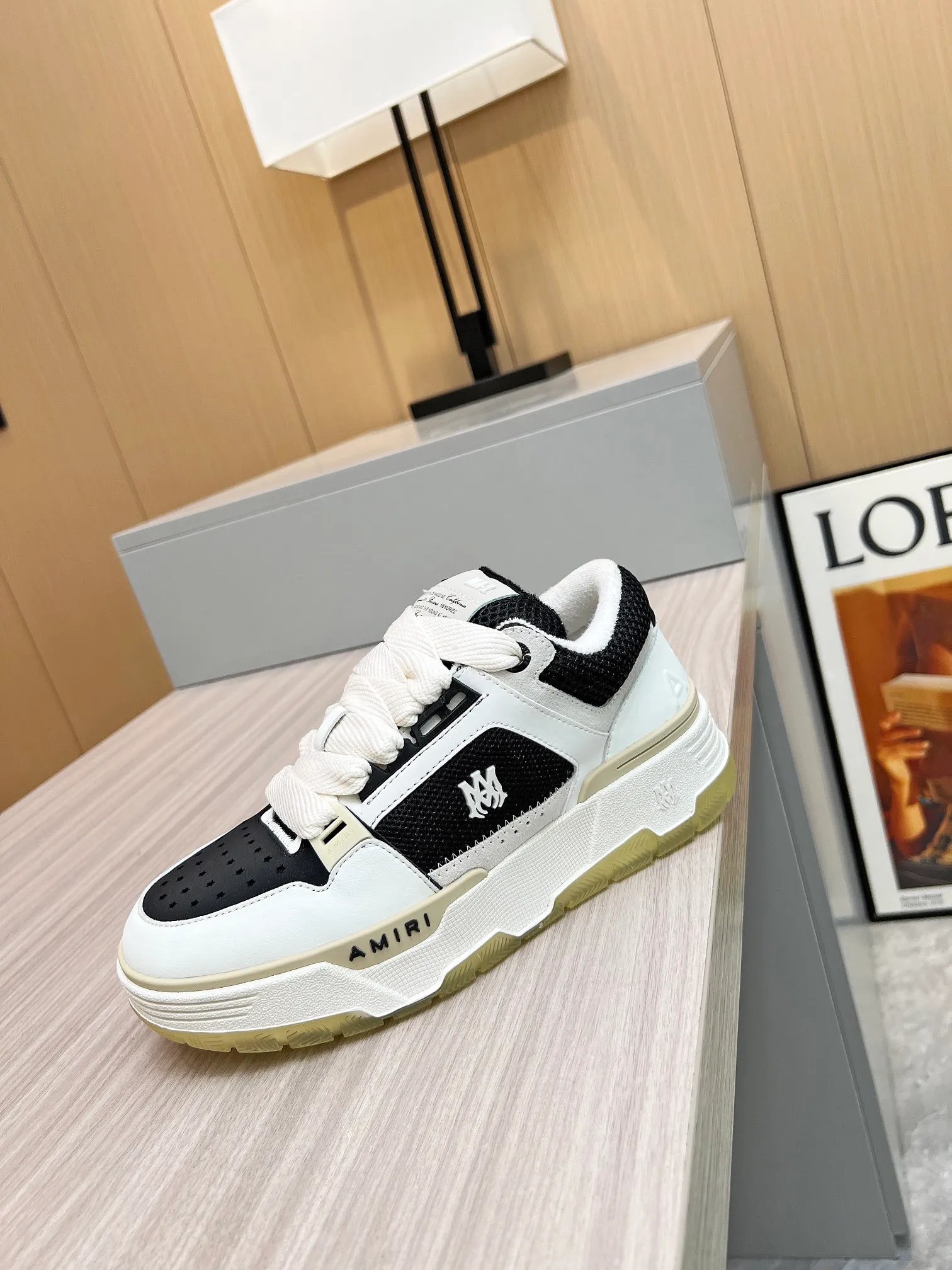 p620💰Men's shoes Amiri Emile's 2023 spring and summer new MA-1 bread shoes, couple models, casual sports shoes, sneakers Amiri gave up the rock punk style in the new season and used a large number of unsaturated colors, Morandi tones, whether you see or wear them, it will make people very happy. The large tongue of the bread shoes continues, shortens the length of the shoe body, thickens the midsole, and the toe part is more rounded. Amiri's brand letters and MA logo appear on the side of the shoe. Fabric: Original customized imported first-layer cowhide + mesh. Lining: Original customized breathable towel lining. Outsole. Foam combination material. Bottom thickness: 4CM. Size: Men's 39-45
